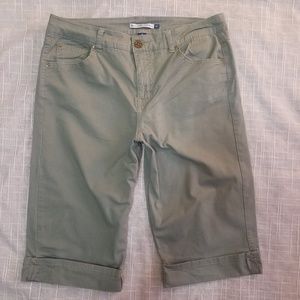 Bandolinoblu army green caprice shorts size 10